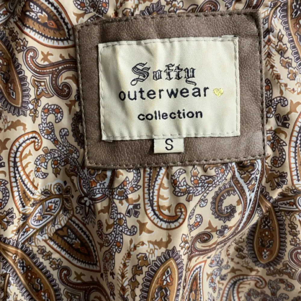 Märket softy outerwear collection storlek S. Använd, väl skött. Fint skick. . Jackor.