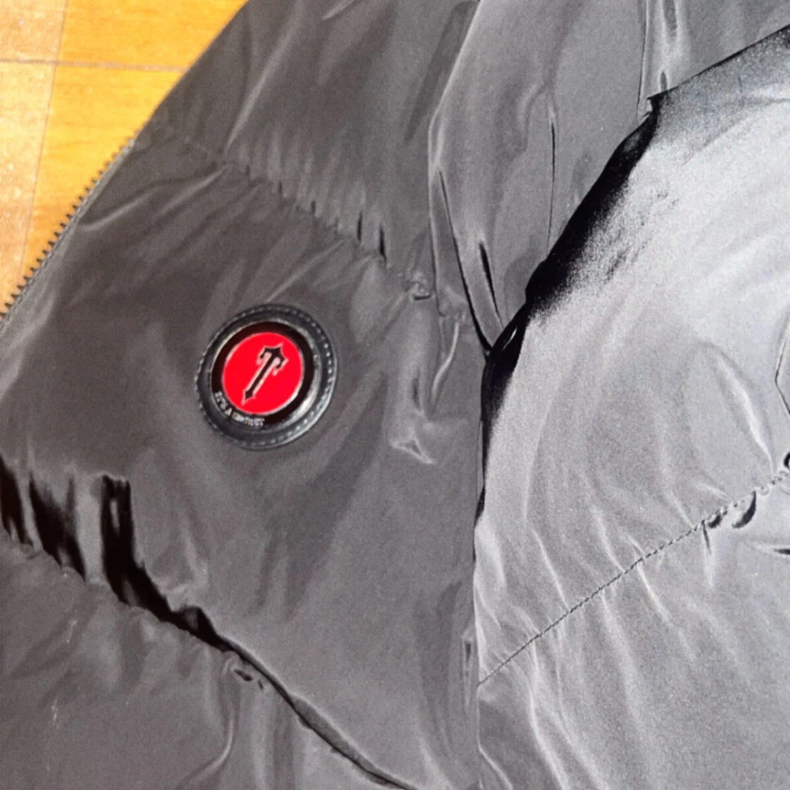 Jag säljer nu min Trapstar jacka för ja tycker inte om den längre och för att de inte riktigt är min stil nåt mer - 91