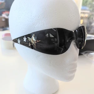 Y2K Mode Solglasögon.NY - Ramlös Stjärna Dekorerad Y2K Mode Solglasögon För slitage Street. Kontakta mig ifall vill du ha flera bilder 
