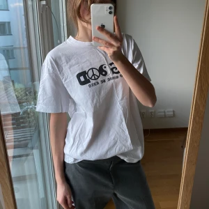 T-shirt Weekday - En cool tröja från Weekday i superfint skick! Använd endast ett fåtal gånger:)