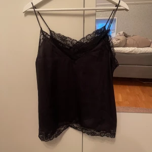 Svart spetslinne  - Ett svart spetslinne från zara i storlek M som är i princip oanvänt!