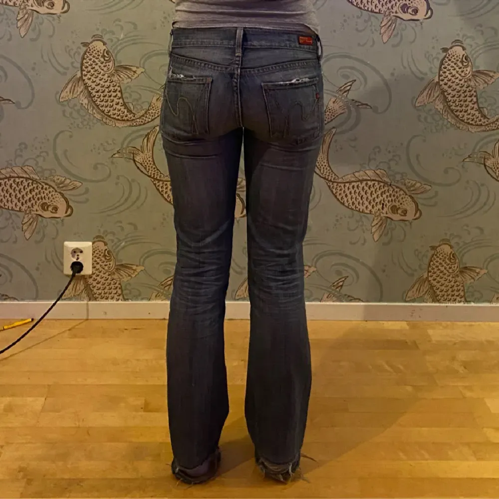Säljer ett par jeans som ja köpte på plick men som tyvärr var för stora❤️lånade bilder. Jeans & Byxor.