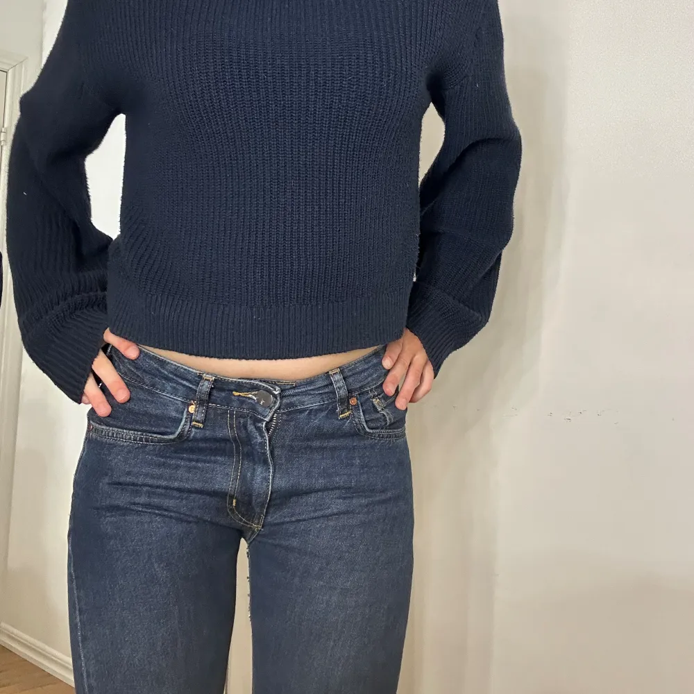 Blåa lowwaisted jeans. Kommer inte ihåg märket exakt men det kan va bikbok eller carlings. Dem är för små mig för o drf säljer. Jeans & Byxor.