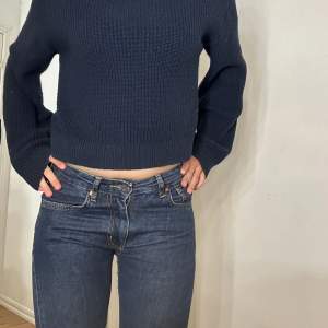 Blåa lowwaisted jeans. Kommer inte ihåg märket exakt men det kan va bikbok eller carlings. Dem är för små mig för o drf säljer