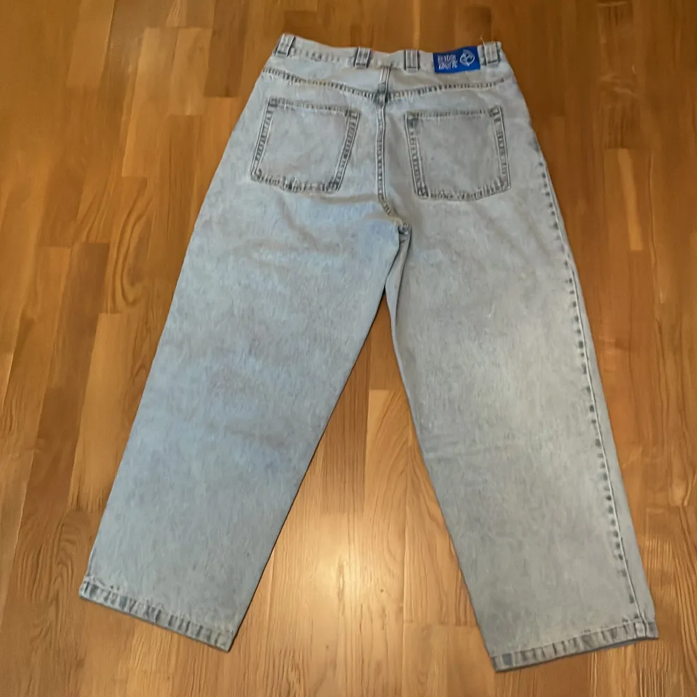 Storlek på de blå och ljusa byxorna är L Knappt använda och i fint skick     Köpare betalar frakt Kan möttas upp i Uddevalla  . Jeans & Byxor.