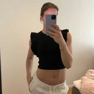 Svart top  - Säljer denna fina top från Zara i storlek M💞 använd ett få tal gånger och är i fint skick. 
