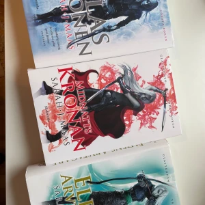 Throne of Glass böckerna!! - De tre första böckerna i serien på svenska av bästsäljande författaren Sarah J Maas! Format: inbundna 🫶🏼 Olästa, alltså i nyskick!! Säljer ALLA TRE för 200kr (pris kan diskuteras), men nypriset för EN bok är runt 220kr 🤍 (För fler bilder- kom privat)🫶🏼