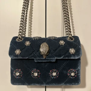 Kurt Geiger väska - Hej, säljer min Kurt Geiger väska! Har aldrig använt den så den är som ny😇