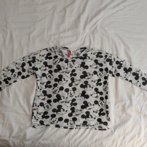 Mickey Mouse tröja - Mickey Mouse tröja Disney från H&M. Snygg och i bra skick 
