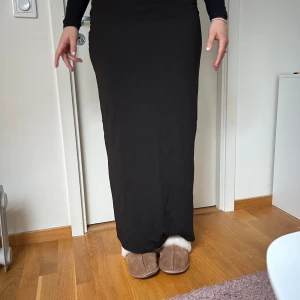 Långkjol - Säljer denna långkjolen från monki, knappt använd så i fint skick!!😍storlek L men passar en M 