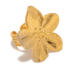 Blomma ring  - Säljer denna helt nya ringen som jag köpt på plick. Den är i rostfritt stål och justerbar. 