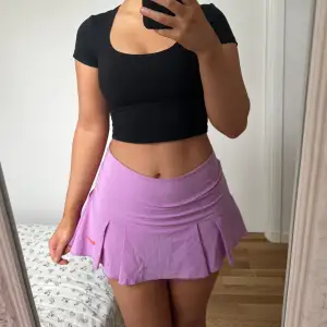 Korta syrenlila / rosa skorts (kjol med shorts under) från Nike i storlek XS. Fint skick <3