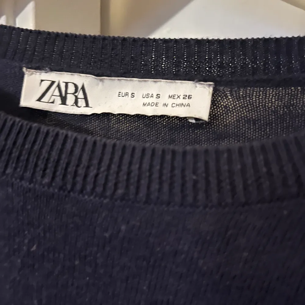 Superfin tunn stickad tröja från zara. Ordinarie pris var 299 men säljer för 75💓mycket bra skick och fin till sommarn!. Stickat.