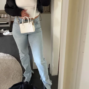 Jeans med slits - Jättefina och långa jeans med slits, har tyvärr växt ur så måste sälja🩷