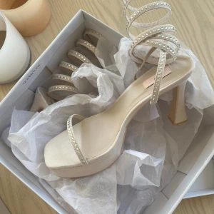 Beige klackskor - Oanvända klackskor från Nelly 💞