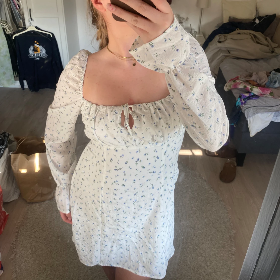 Vit blommig klänning  - 90