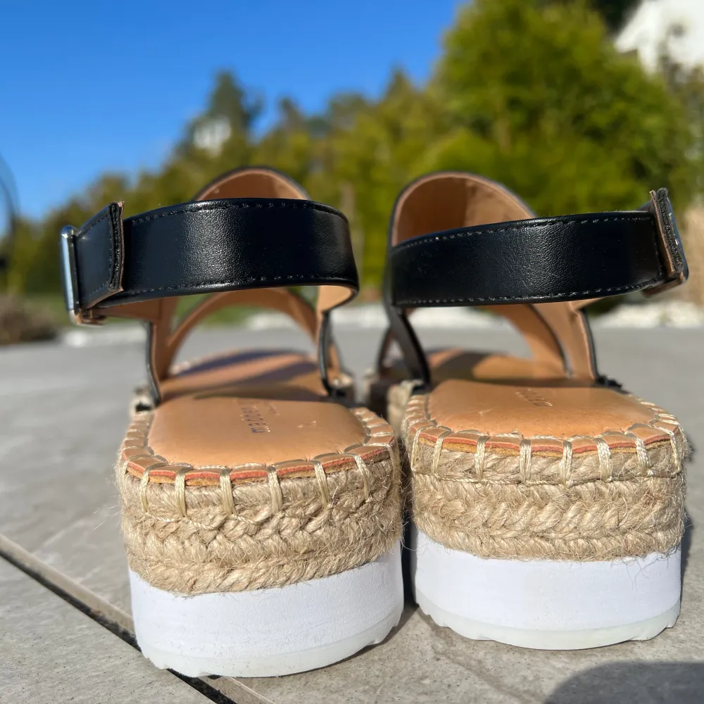 Ett par super fina sandaler ifrån Steve Madden som tyvärr är för små för mig. Gått med dom inne ej ute Helt Nya  Nypris 999kr. Skor.