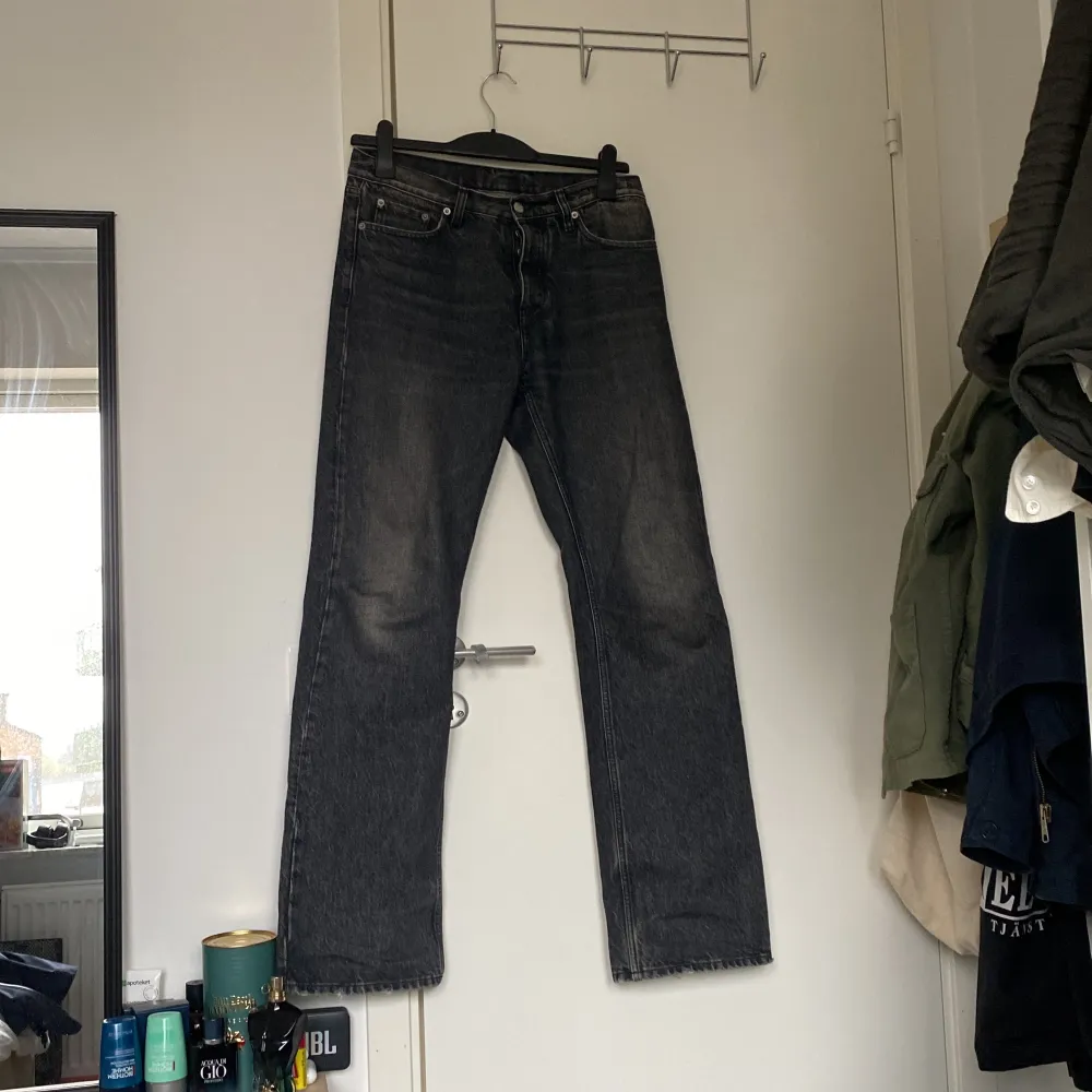 Säljer ett par hope jeans som ja köpte i höst, dem är använda men är i bra skick  Dem är i storlek 28   Nypris 2500. Jeans & Byxor.