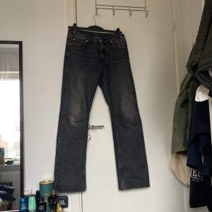 Säljer ett par hope jeans som ja köpte i höst, dem är använda men är i bra skick  Dem är i storlek 28   Nypris 2500