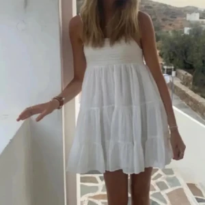 Klänning zara - Säljer denna vita klänning från zara, funkar även o ha som en lång kjol. Bandet har gått sönder så går inte att redigera det men de är fortfarande ett band och man kan knyta det. Därav priset.💓ny pris 500 typ!