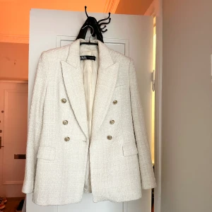 Kavaj Zara - Tweed kavaj Zara, strl XS men passar även S.  Fint skick men har en mörkare del på ena axeln vilket knapps syns, se bild!  Nypris 700
