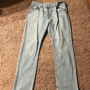 Levi’s jeans 501 - Säljer mina ljusblåa levi’s jeans pga att de inte kommer till användning. Nyskick, knappt använda. Köptes för 1099kr💕