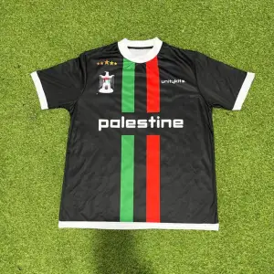 En Palestina tröja av unitykits. Passar true to size, oanvänd 