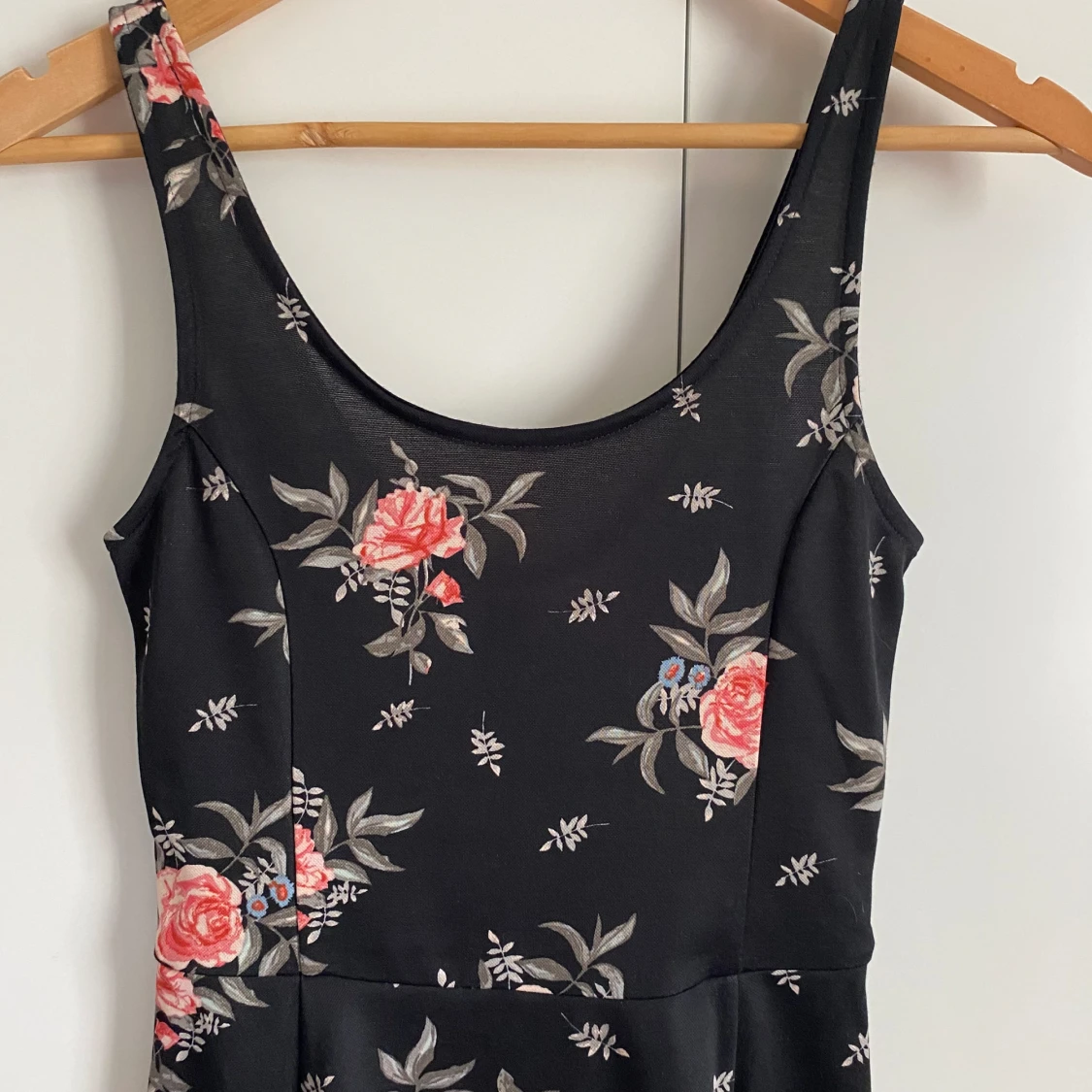 NWOT H&M Divided kort blommig klänning 34 - 90