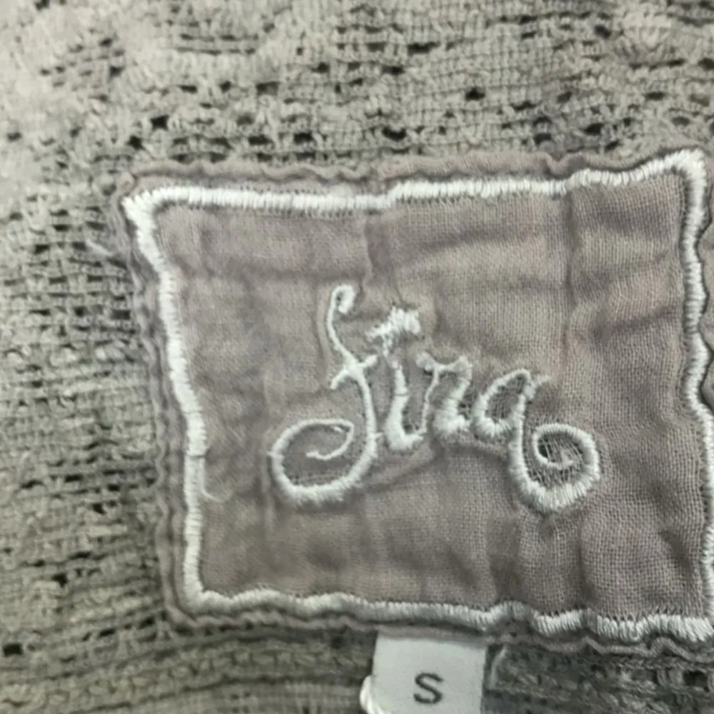 Så himla söt gråblå blus som tyvärr aldrig kommer till användning. Väldigt bra skick och superfint mönster. . Puserot.