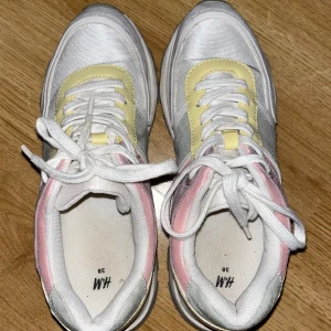Multifärgade sneakers 38 - Multifärgade sneakers från H&M, storlek 38 men liten så mer en 37/36,5