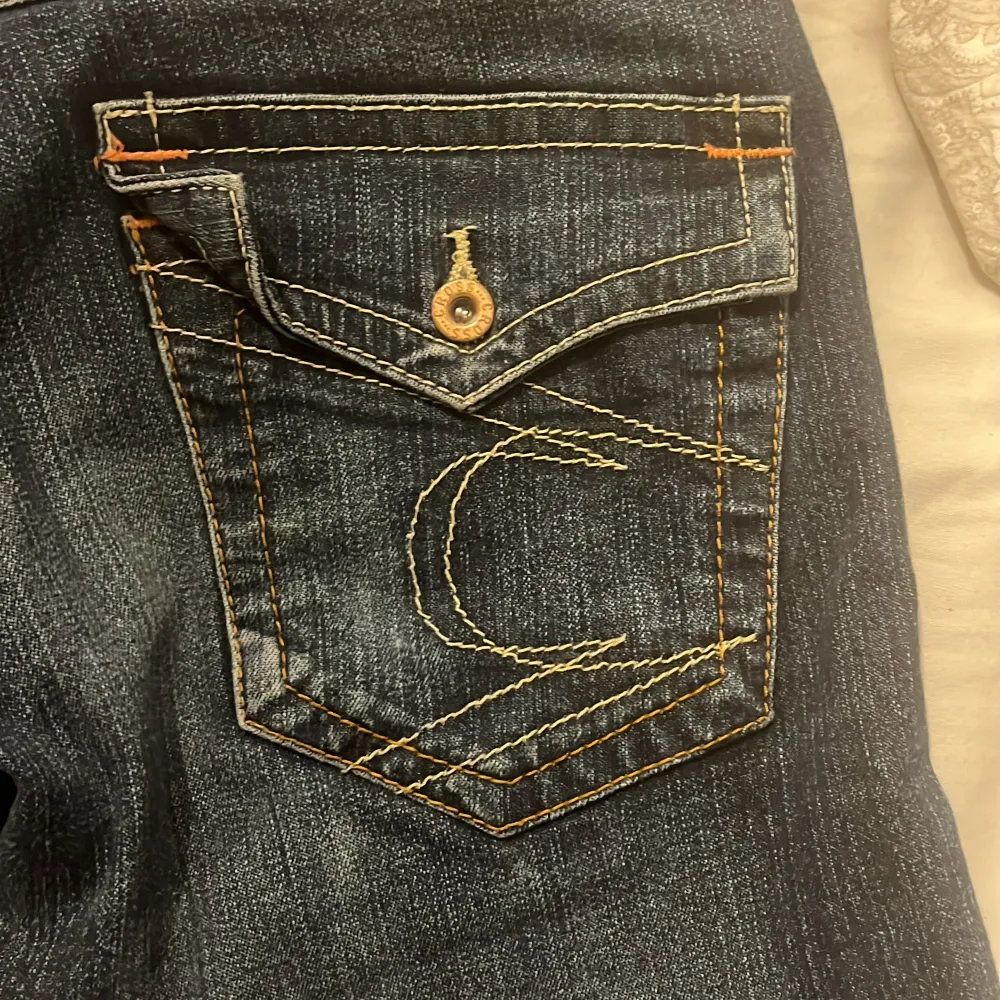 Tjoo säljer dessa as snygga jeans som inte passar mig !! Skiv för mått om du har frågor 💖💖dom har en liten pigment fläck men man märker inte den allas . Jeans & Byxor.