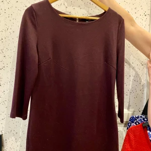 Lila klänning  - Storlek M, lite nopprig 