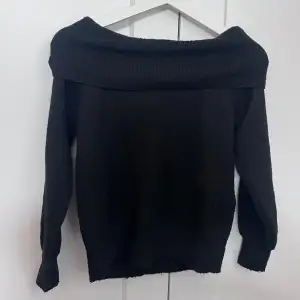 Säljer denna jättesöta Off shoulder tröjan från Vero Moda som tyvärr är för liten för mig🥰