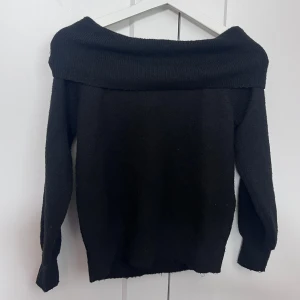 Off shoulder tröja - Säljer denna jättesöta Off shoulder tröjan från Vero Moda som tyvärr är för liten för mig🥰