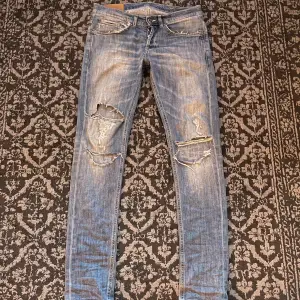 Tja, säljer ett par riktigt snygga dondup jeans i modellen George. Jeansen är i bra skick, inga fläckar eller sådant. Hör av er vid minsta fundering!