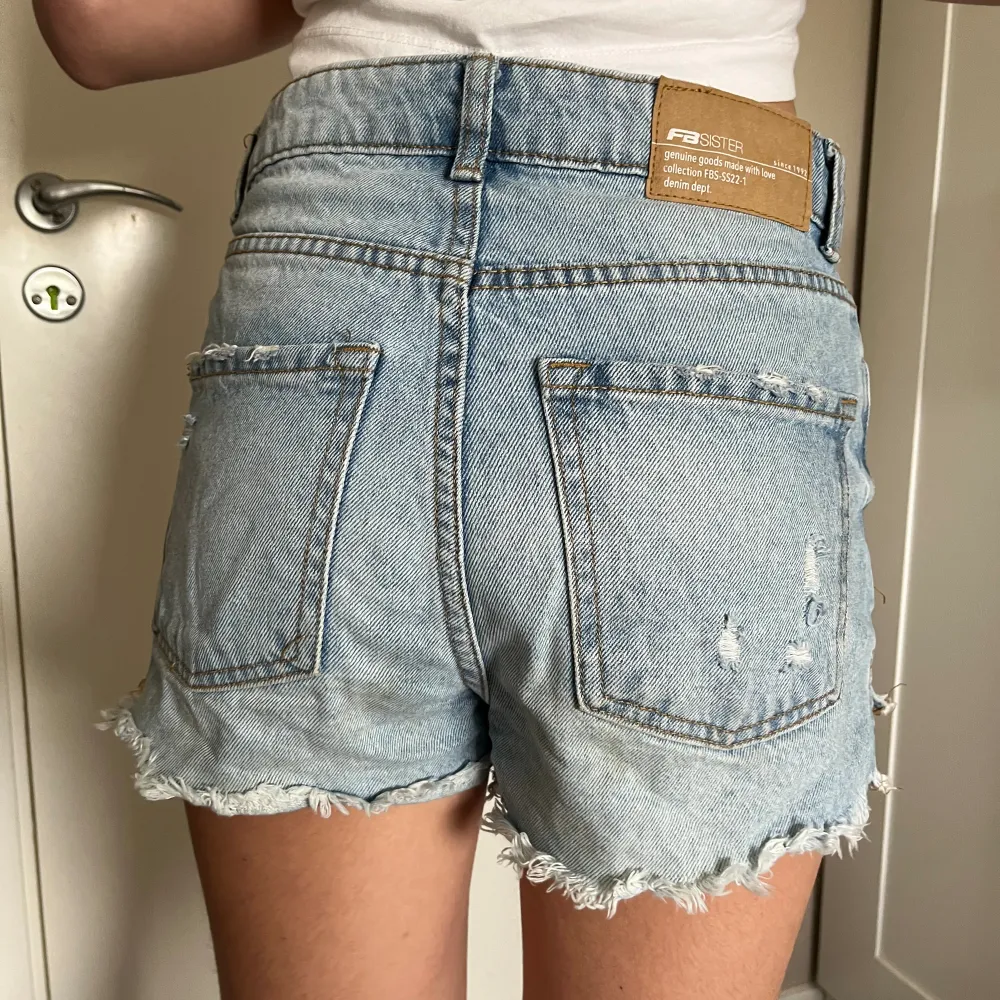 Säljer dessa super fina jeansshortsen då de är för små för mig🩷 (bilden är tagen på en vän) Shortsen är rätt använda därav priset, men skit coola överlag!☺️. Shorts.