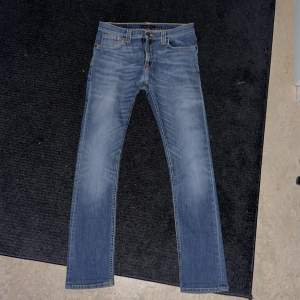 Ett par nudie jeans i nuskick förutom att ena fickan är trasig vilket inte syns när man använder dom. W30 L32