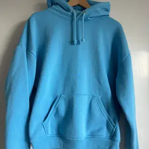Säljer min hoodie eftersom den inte kommer till användning, tror inte färgen finns kvar att köpa. Endast testad💖