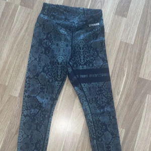 Stronger tights  - Säljer mina Stronger träningstights då ja inte får användning för dem längre💗 Skriv för fler bilder m.m Köparen står för frakten💗 ‼️tryck inte på köp nu innan ni kontaktat mig‼️