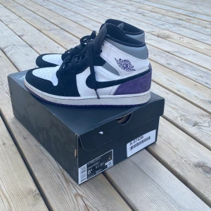 Jordan 1 mid se - Snygga Jordan one mids i gangska bra skick har någon fläck men syns inte när man har på sig dom. Dom är legitcheckade och är riktiga.