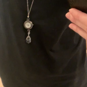 Klock halsband  - Stainless steel på klockan, måste byta batteri på klockan för att den ska funka🌟pris kan diskuteras!