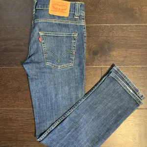 Tja säljer nu dessa tvär snygga Levis 511 jeans i storlek 31/32 och modellen på bilden är ca 180.  Skick: 7/10 inga hål eller fläckar men dom är i använt skick. 