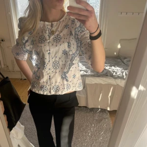 Sommar blus  - Så fin sommar blus med fina detaljer och volanger💓💓  Bara att höra av sig vid frågor!