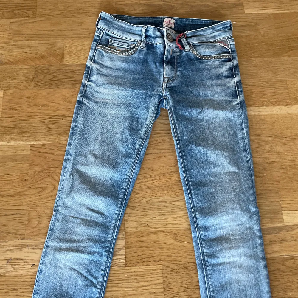 Ett par snygga replay jeans i färgen ljus blå med nphra snygga glitter detaljer . Ny pris 800 kr✨✨. Jeans & Byxor.