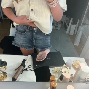 Jeans shorts  - Lågmidjade jeansshorts i fint skick💓