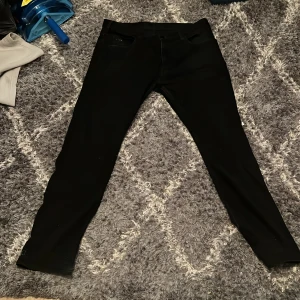 Armani byxor  - Tjena säljer dessa byxor är i ett bra skick, har en bra passform och materialet på byxorna är riktigt skön och är Regular fit 