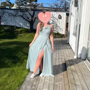 Säljer min fina balklänning från bubbleroom, endast använd en gång. Inga defekter. Klänningen är inte knäppt hela vägen upp på tredje bilden! Jag är 170 cm för referens. Kontakta för fler bilder. Säljer BILLIGT. Använd gärna ”köp nu”! 🥰 