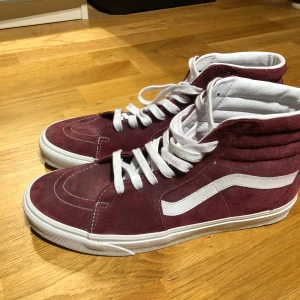 Vinröda vans - Nya oanvända vinröda vans i storlek 45. Pris kan diskuteras