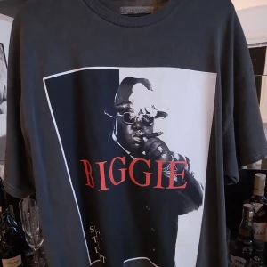 T-shirt, Biggie - En oversized T-shirt med Biggie. Fint skick och i storlek L.