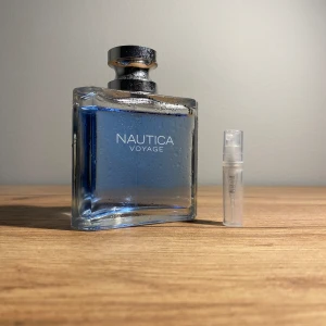 Nautica voyage (2ml tester) - "Nautica Voyage: Sommardoften för den äventyrlige mannen. Inspirerad av havet med noter av gröna löv, äpple och mysk. En fräsch och livlig upplevelse. 2ml flaskan räcker till ca 50 sprej.